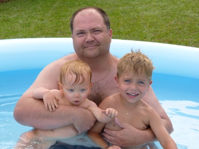 Pánské trio v bazénu.