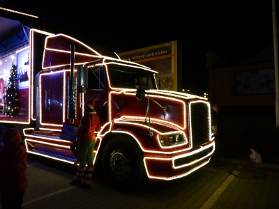 Vánoční Coca-Cola kamion v Trutnově.