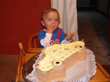 Ochutnám svůj třetí dort k prvním narozeninám.