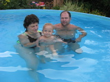 V bazénu s mámou a tátou.