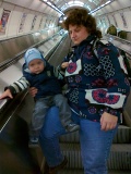 S mamkou na eskalátorech v metru.